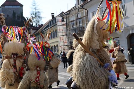 Kamnik so obiskali koranti iz Zamušanov pri Ptuju in v mestno jedro privabili nepregledno množico, željno ogleda tradicionalne pustne šege (33)